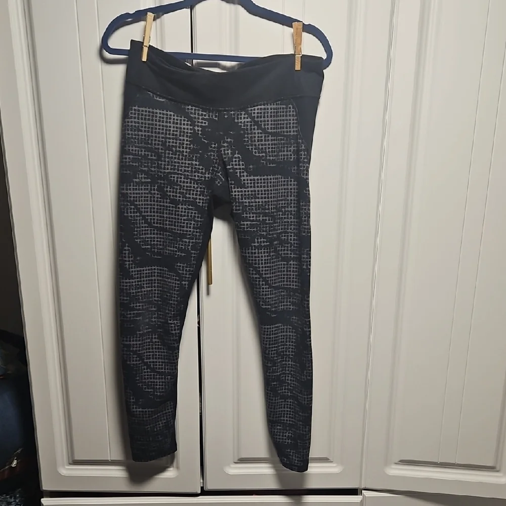 Under Armour Black and Gray Patterned Leggings - Picture 1 of 3